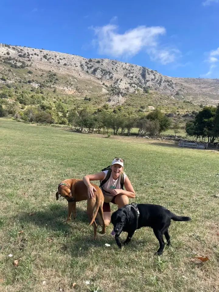 Pauline en balade avec deux chiens sur la Côte d’Azur