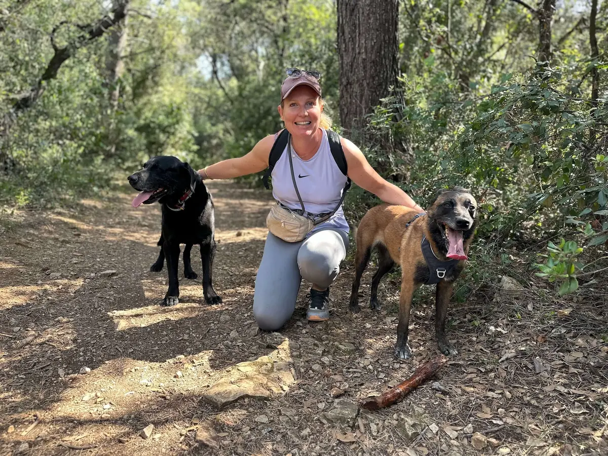 Pauline en balade avec des chiens dans la nature