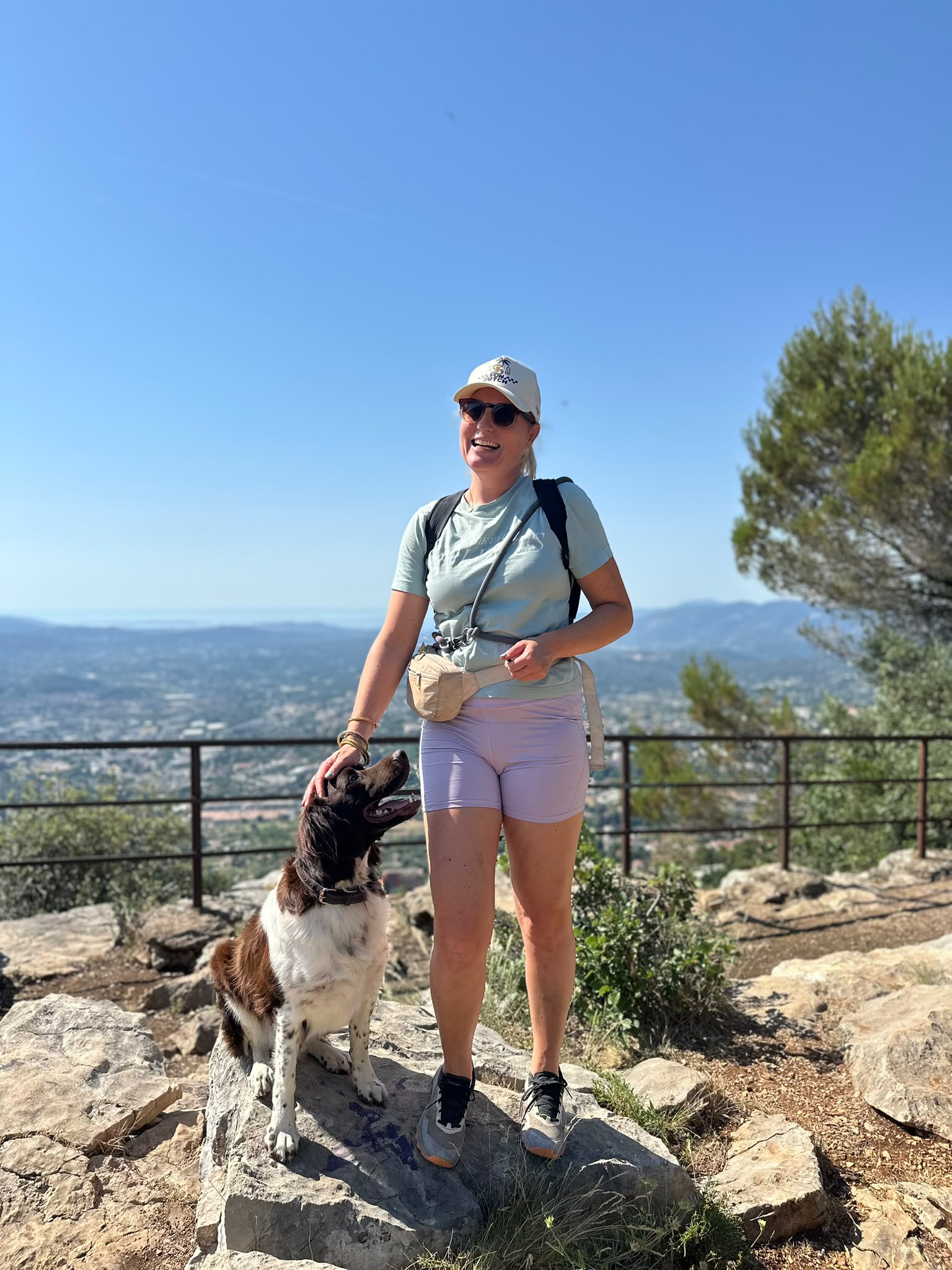 Pauline avec un chien sur les hauteurs de Grasse